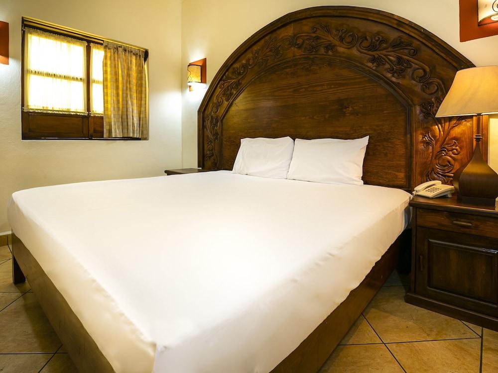 Casa Del Virrey&suites Hotel