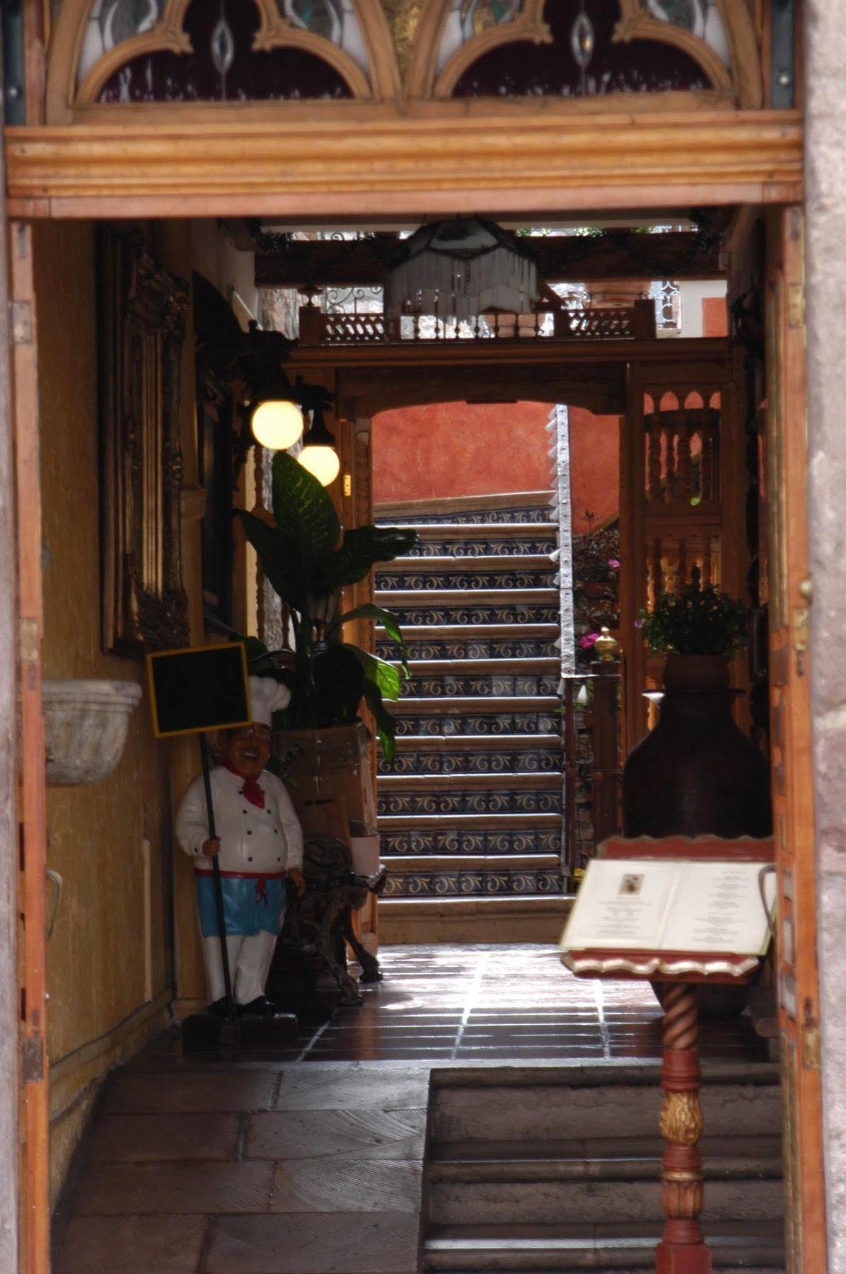 La Casa De Las Rosas 3*