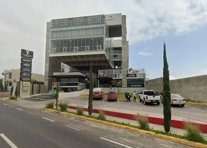 Modern Gated Townhouse 5 Min From Plaza Altozano