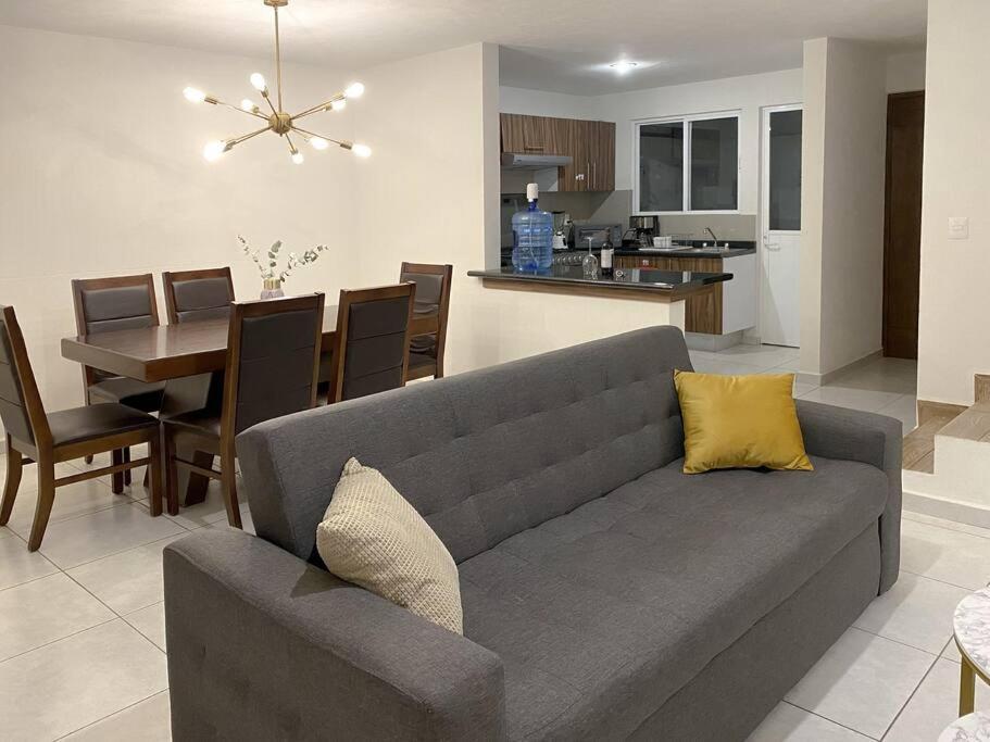 Modern Gated Townhouse 5 Min From Plaza Altozano Сasa de vacaciones