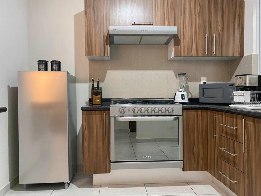 Modern Gated Townhouse 5 Min From Plaza Altozano Сasa de vacaciones Morelia