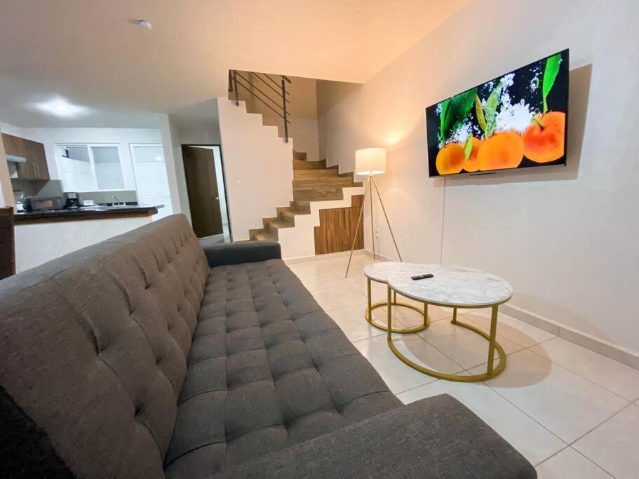 Сasa de vacaciones Modern Gated Townhouse 5 Min From Plaza Altozano Morelia