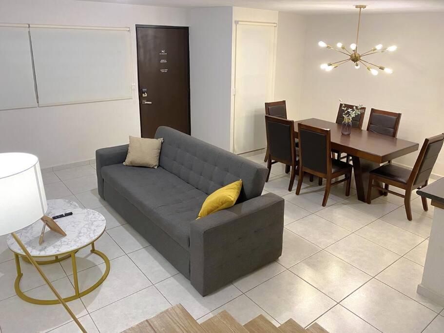 Сasa de vacaciones Modern Gated Townhouse 5 Min From Plaza Altozano *