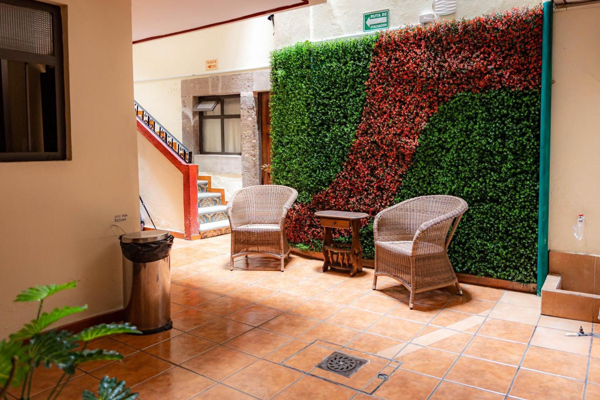 El Carmen, Hotel
