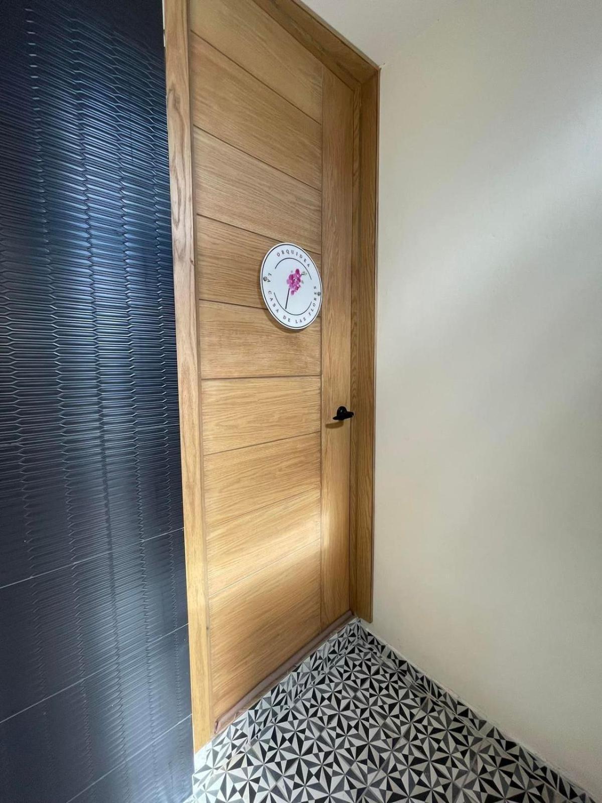 La Casa De Flores Airbnb *