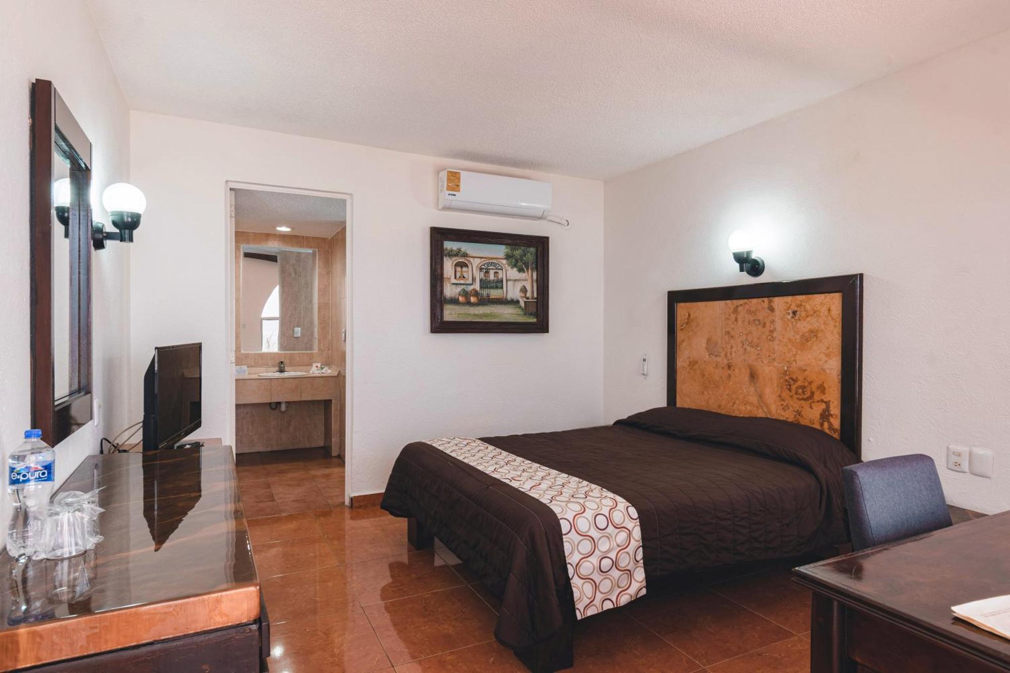& Del Sol Hotel