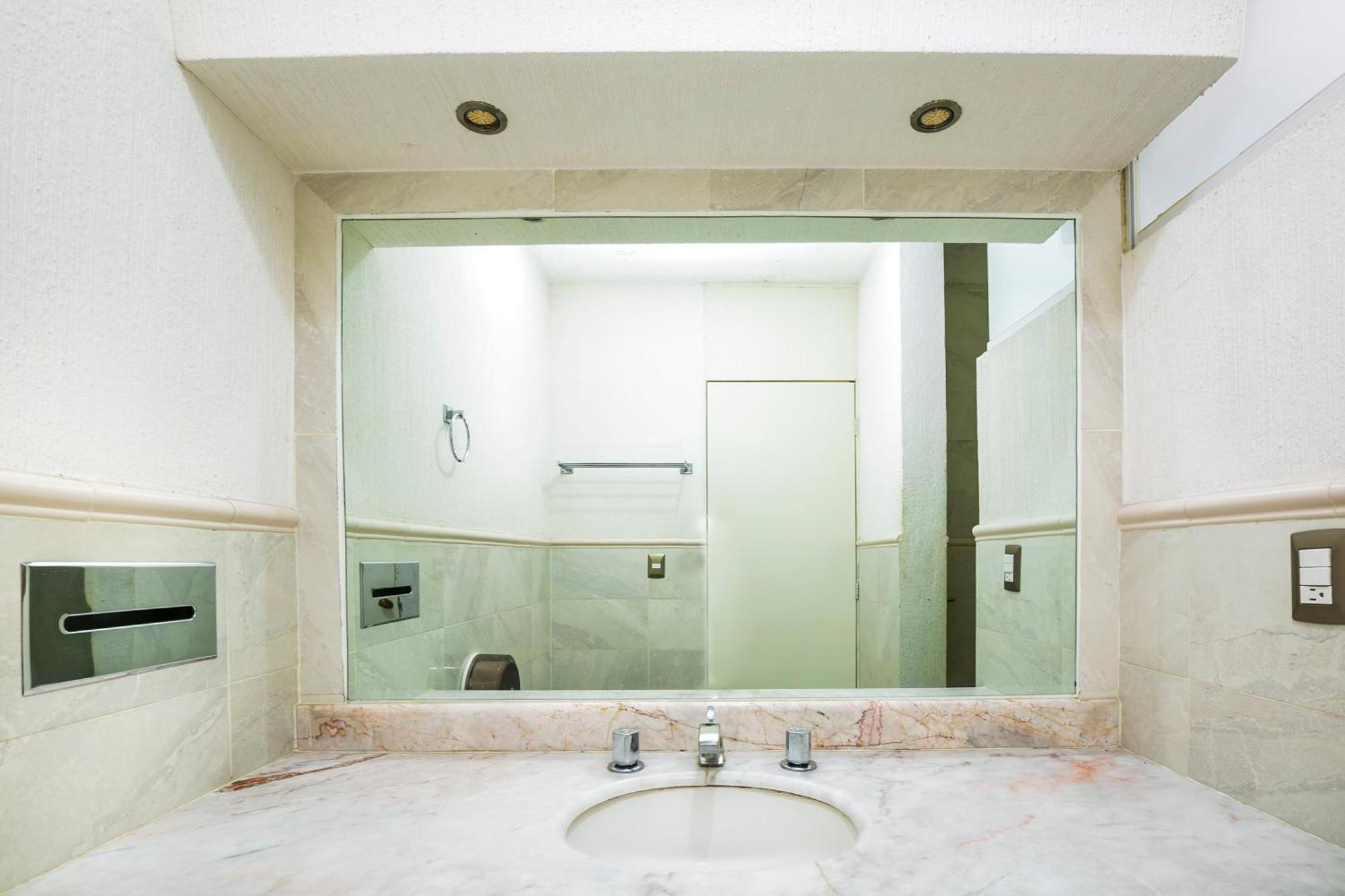 Hotel Capital O Casa Blanca,