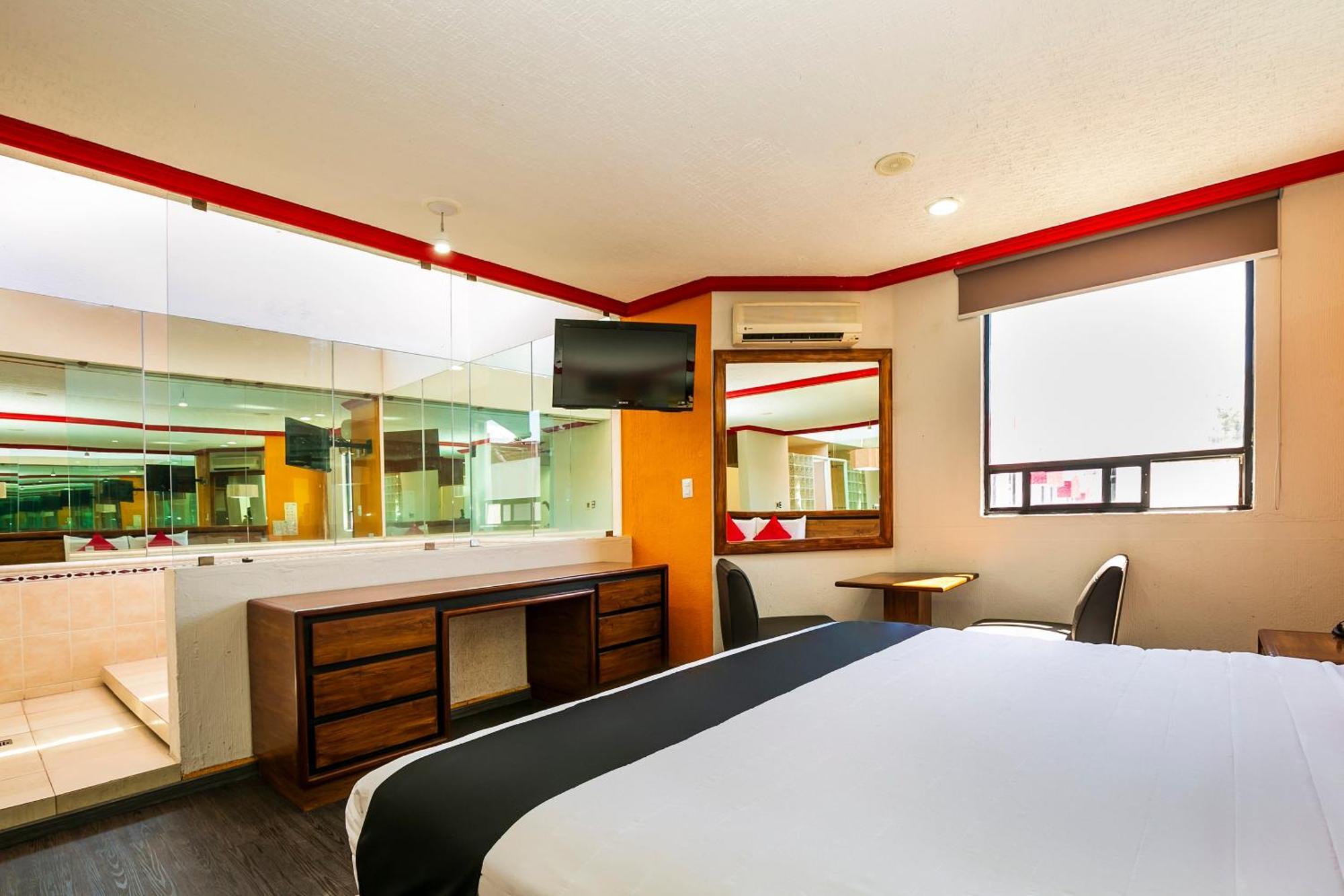 Hotel Capital O Casa Blanca,