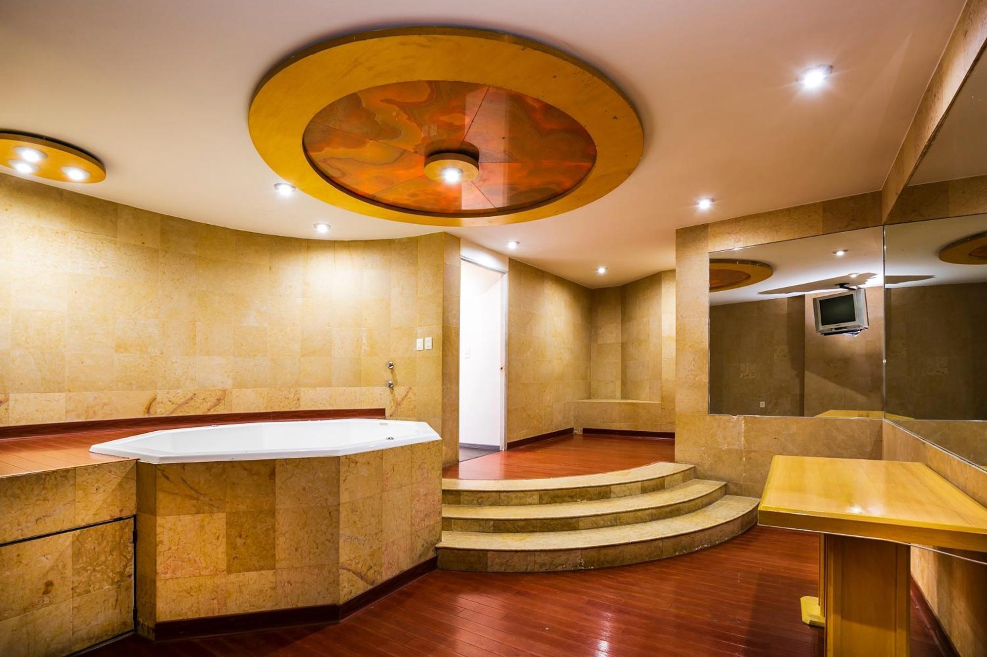 Hotel Capital O Casa Blanca, 4*
