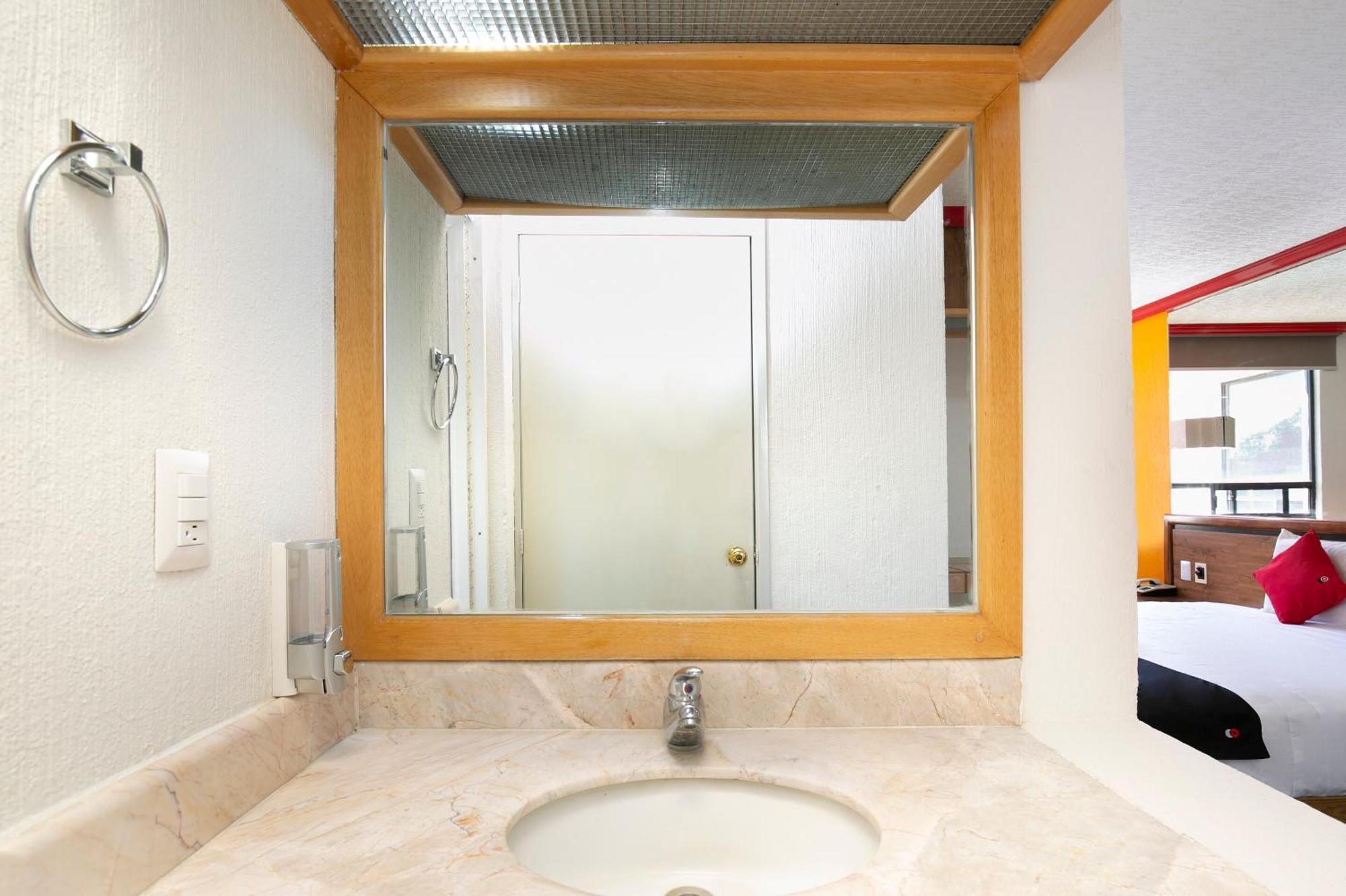 Hotel Capital O Casa Blanca, 4*